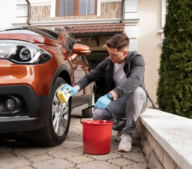 Lavage auto à domicile Frugerès-les-Mines : professionnel intervenant sur un véhicule